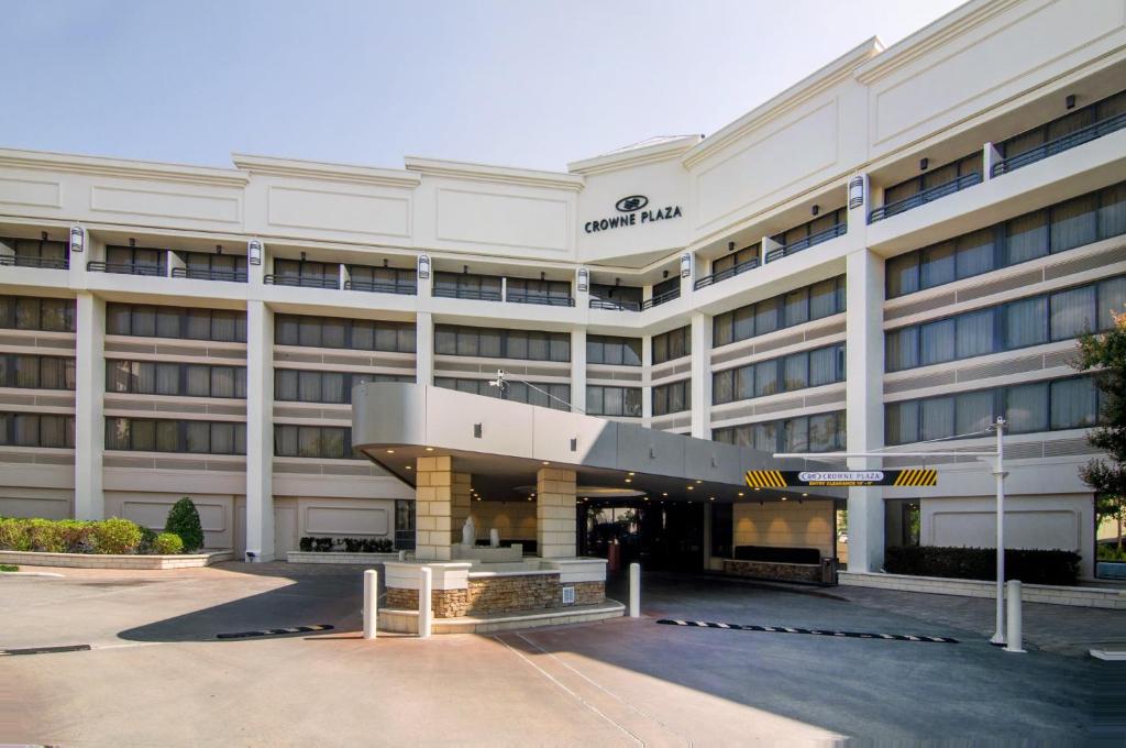 ein großes weißes Gebäude mit Eingang in der Unterkunft Crowne Plaza Executive Center Baton Rouge, an IHG Hotel in Baton Rouge