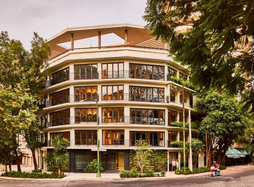 un gran edificio con muchas ventanas en Campos Polanco en Ciudad de México