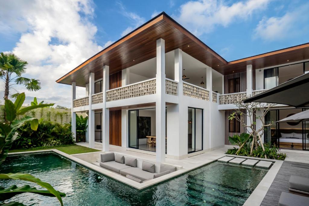 une maison avec une piscine en face de celle-ci dans l'établissement Villa Bhima by BaliSuperHost, à Canggu