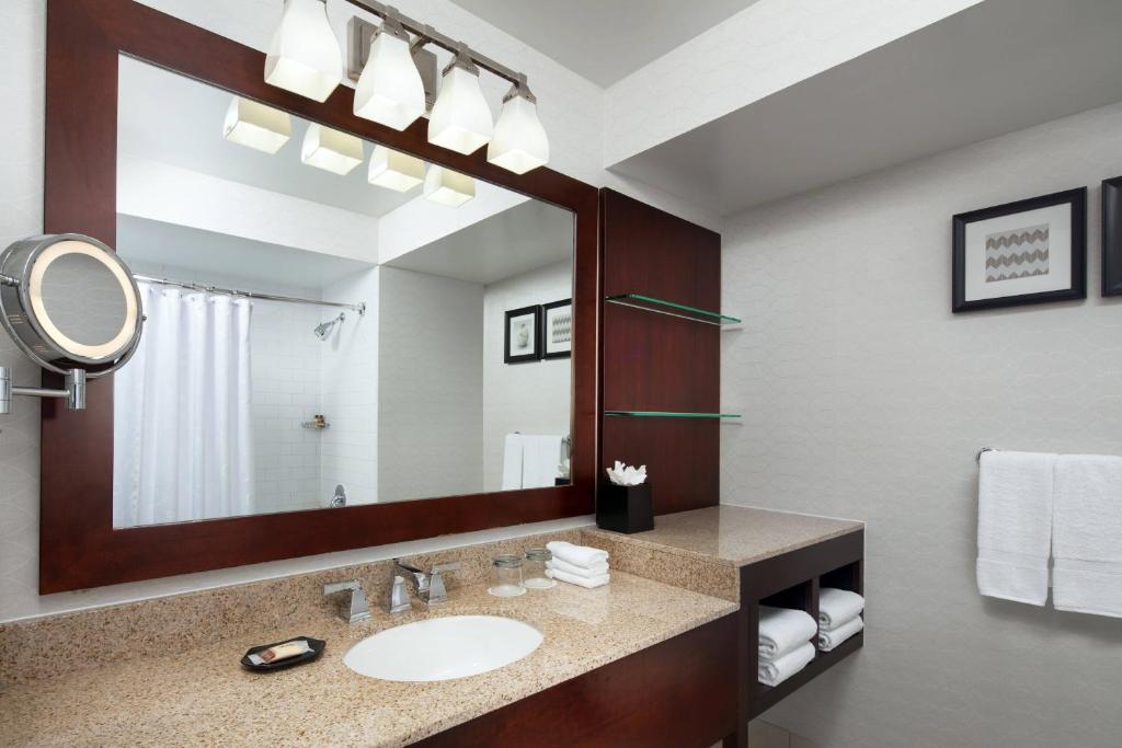 Sheraton San Jose Silicon Valley - Guest Room, 1 King, No View, Low Floor
