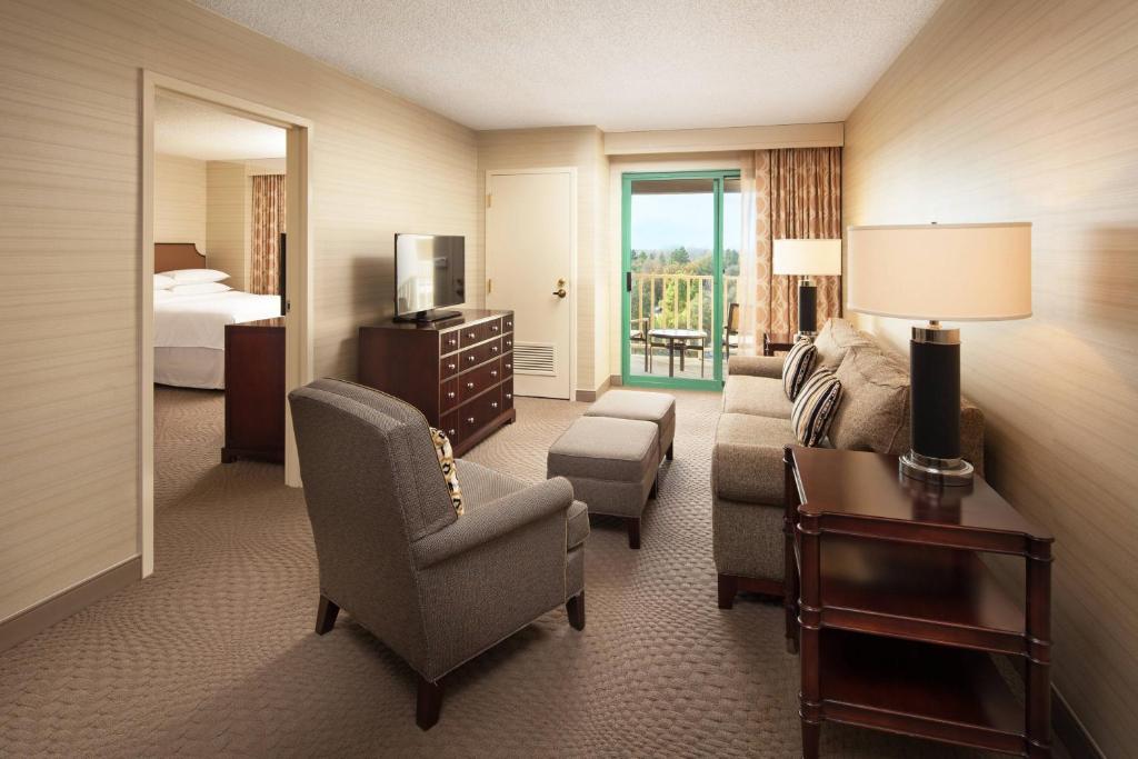 Sheraton San Jose Silicon Valley - 1 Bedroom 2 Room Suite, Balcony