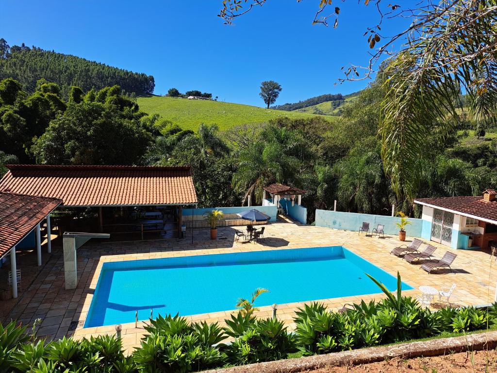 een villa met een zwembad en een huis bij Estância Villa Ventura in Socorro