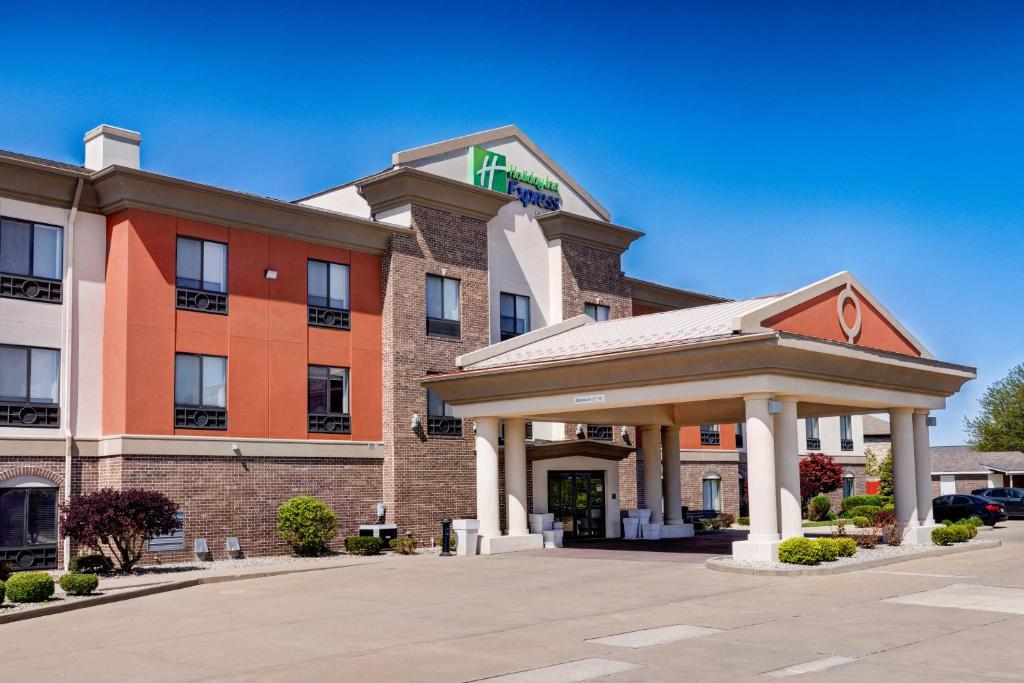 un hotel con un cenador frente a él en Holiday Inn Express Hotel & Suites Shelbyville, an IHG Hotel, en Shelbyville