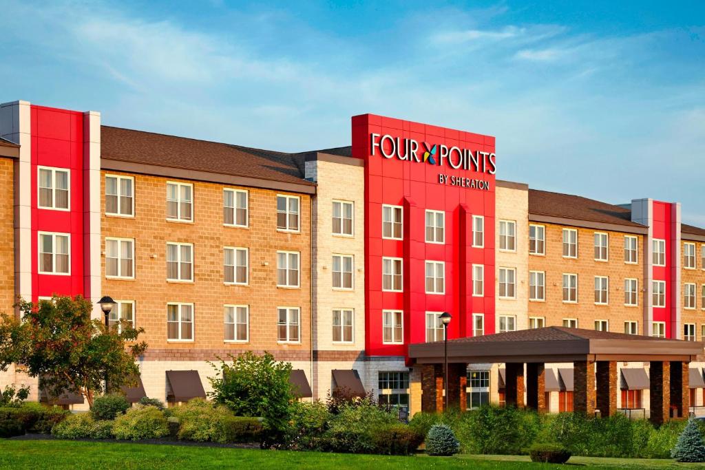 un gran edificio rojo con un hotel de 4 puntos en Four Points by Sheraton Moncton, en Moncton