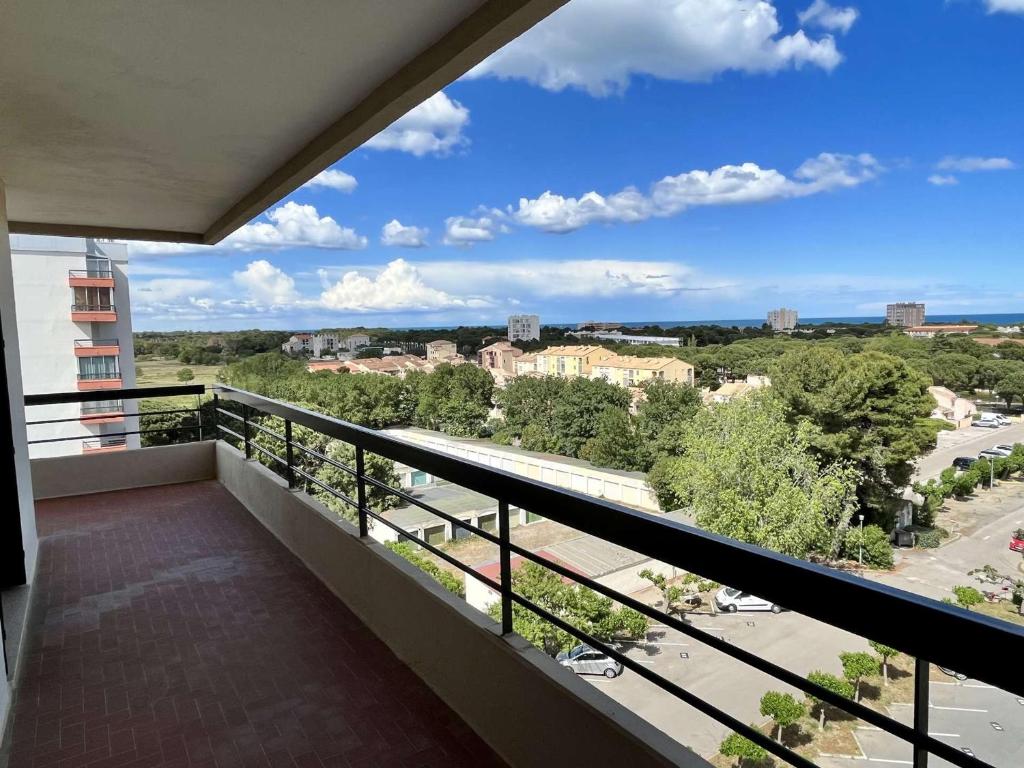 un balcon avec vue sur une ville dans l'établissement Appartement 3 pièces, 6 personnes, vue montagne, à 500m de la mer, parking, animaux admis - FR-1-225-780, à Argelès-sur-Mer