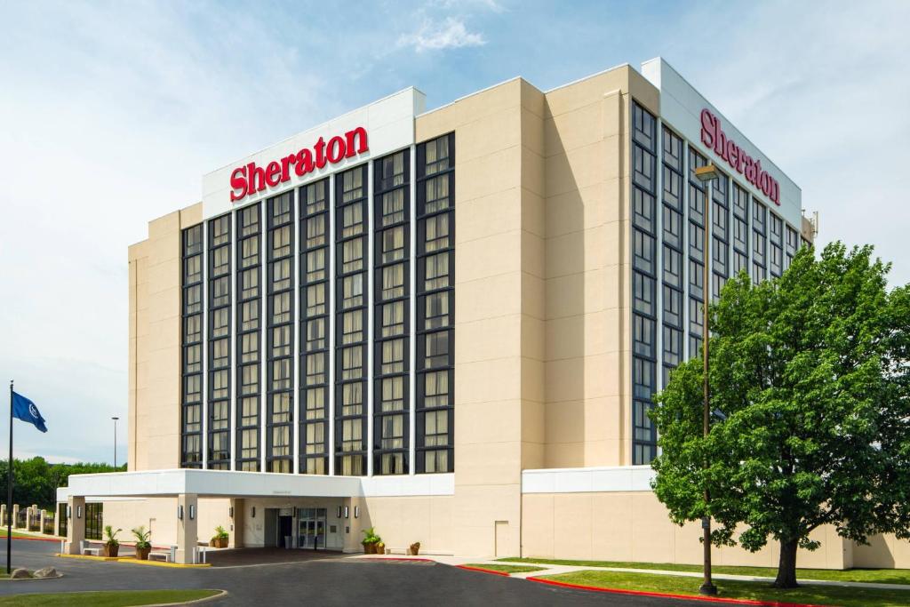 un edificio de hotel con un cartel encima en Sheraton West Des Moines, en West Des Moines