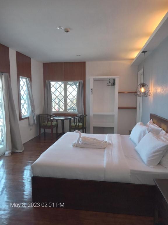 Postel nebo postele na pokoji v ubytování Dumaguete Seafront Hotel