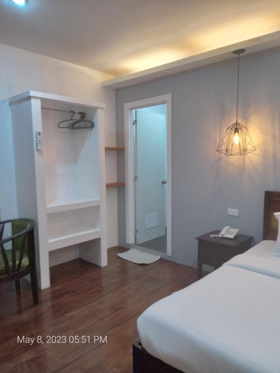 Postel nebo postele na pokoji v ubytování Dumaguete Seafront Hotel