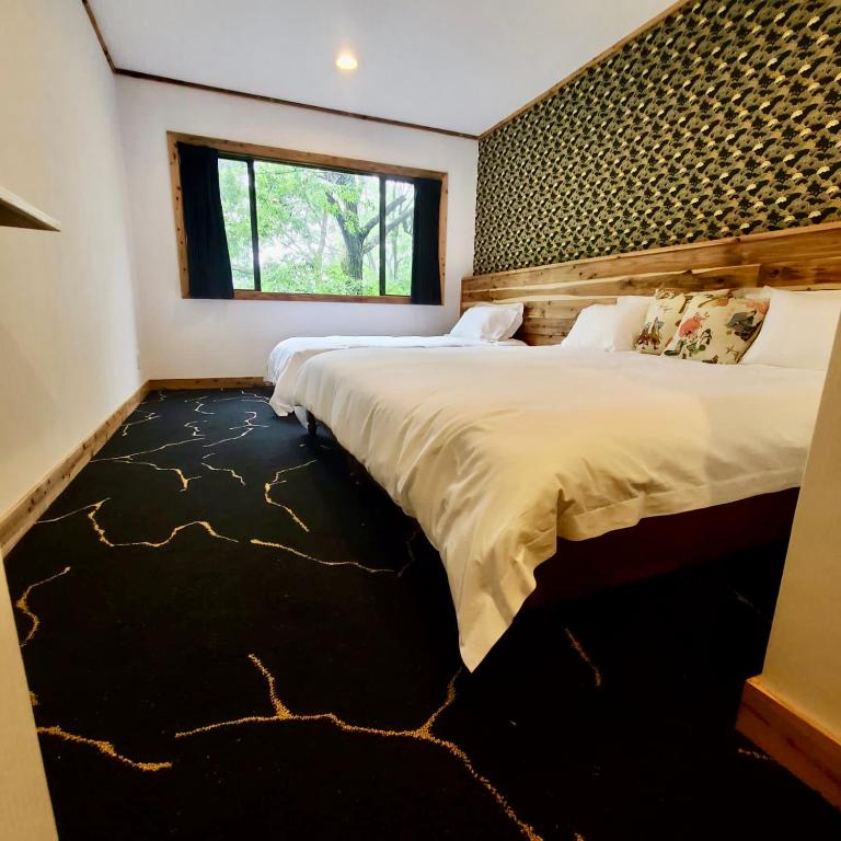 Postel nebo postele na pokoji v ubytování The Brueys Lodge Tangram Madarao