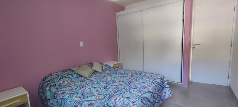 una camera rosa con un letto di Rincon Alem a Godoy Cruz