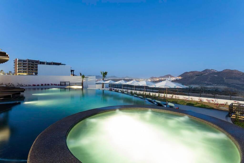 uma piscina num resort com montanhas ao fundo em Breathtaking Ocean Views and Access Best Resorts! em Cabo San Lucas