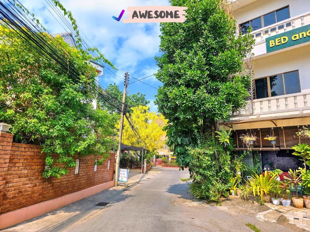 une rue vide avec un panneau indiquant la rue sur un bâtiment dans l'établissement Bed and Terrace Guesthouse Chiang Mai, à Chiang Mai