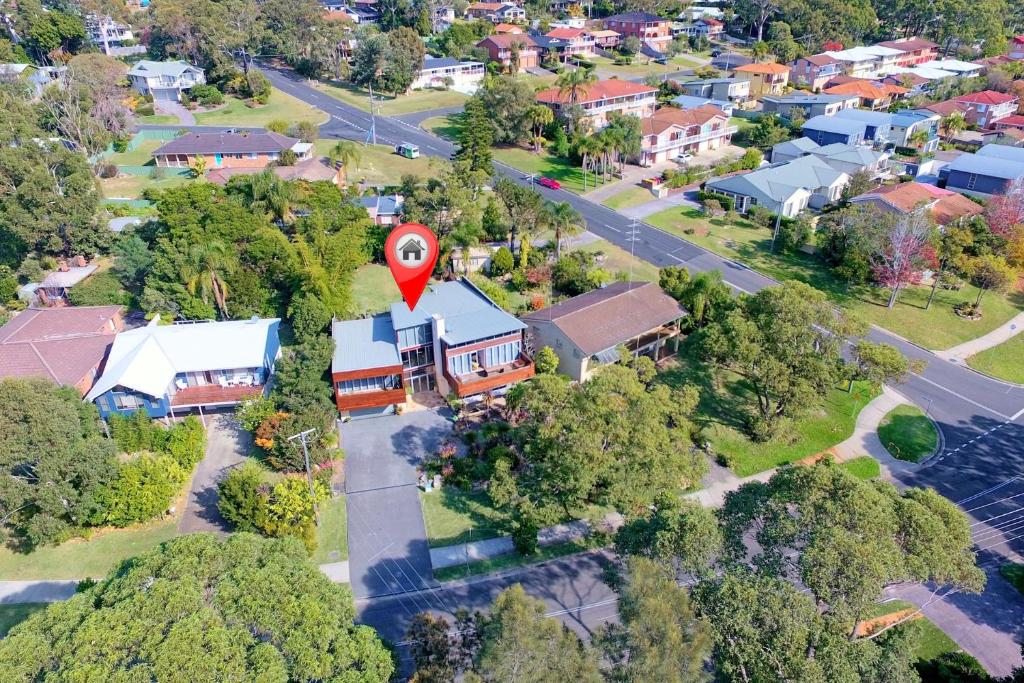 eine Luftansicht eines Hauses mit einem roten Marker darauf in der Unterkunft Orions Lookout Vincentia in Vincentia