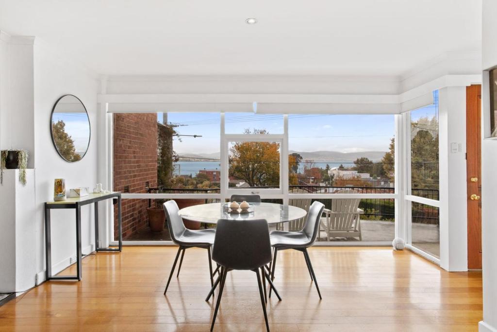 Apartment River views and exclusive Nutgrove Beach address, Hobart