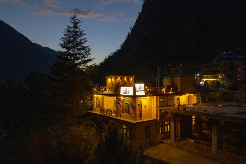 Nespecifikovaný výhled na hory nebo výhled na hory při pohledu z hostelu