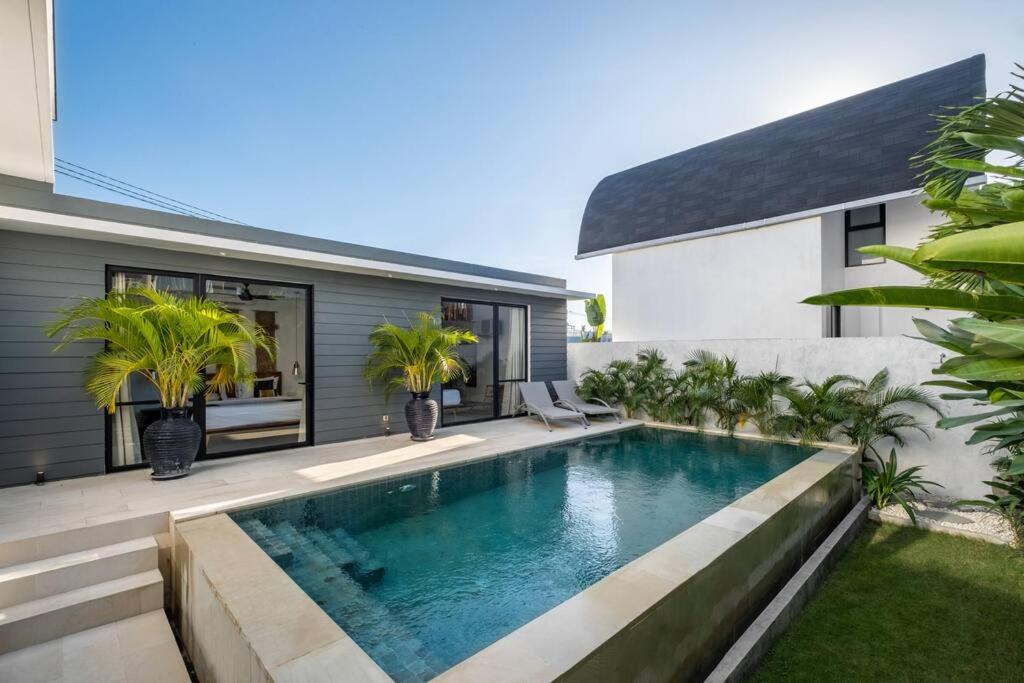 ein Swimmingpool im Hinterhof eines Hauses in der Unterkunft Stylish 3BR Villa Myla By OriVista, Pool-Netflix-Wifi in Canggu