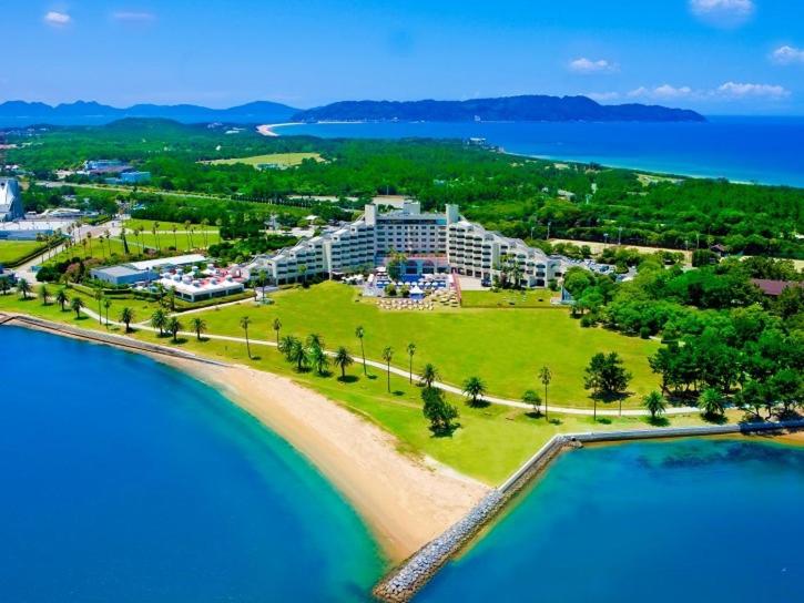 una vista aerea di un resort sulla spiaggia di The Luigans Spa and Resort a Fukuoka