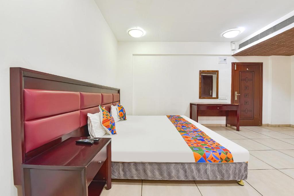 Postel nebo postele na pokoji v ubytování FabHotel GL Residency - Satellite