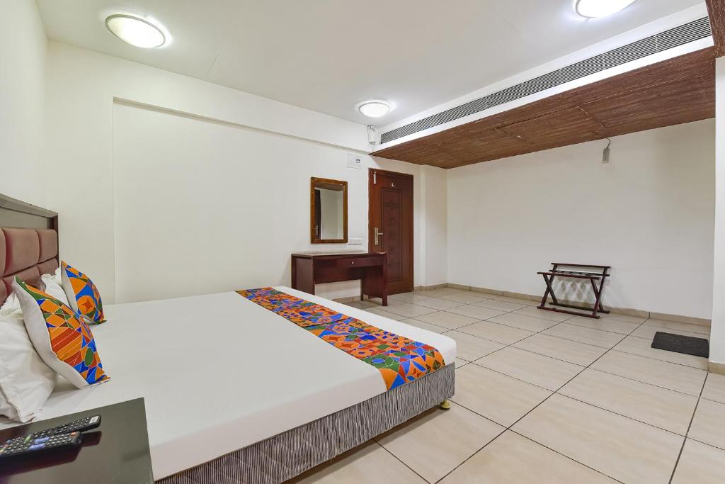 Postel nebo postele na pokoji v ubytování FabHotel GL Residency - Satellite