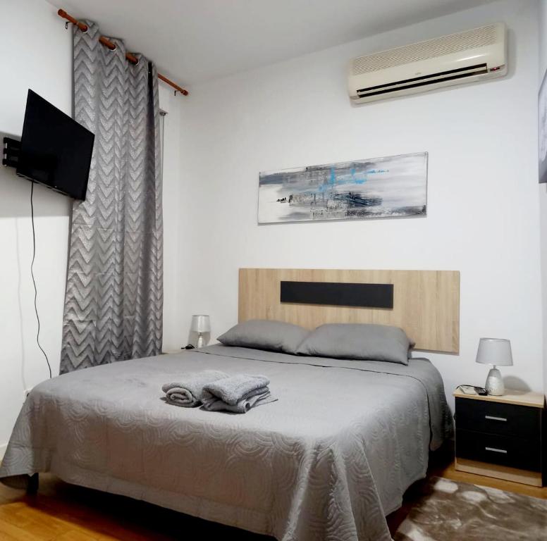 een slaapkamer met een bed en airconditioning bij Hostel Pepe Viajes in Madrid