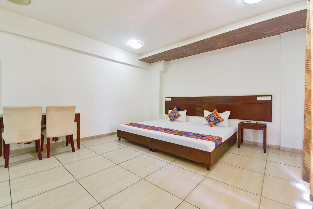 Postel nebo postele na pokoji v ubytování FabHotel GL Residency - Satellite