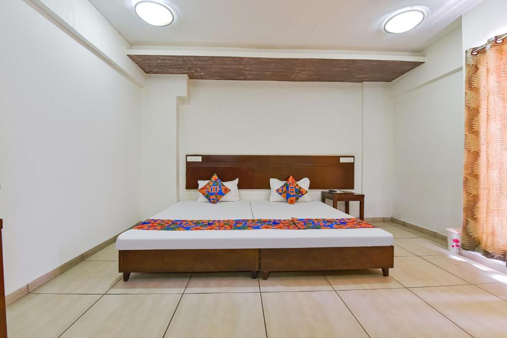 Postel nebo postele na pokoji v ubytování FabHotel GL Residency - Satellite