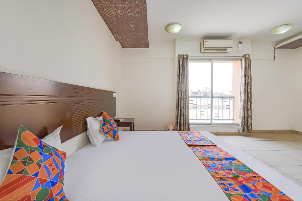 Postel nebo postele na pokoji v ubytování FabHotel GL Residency - Satellite