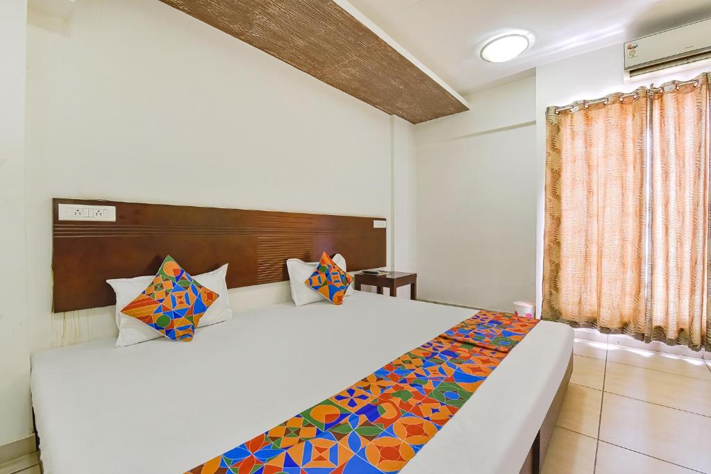 Postel nebo postele na pokoji v ubytování FabHotel GL Residency - Satellite