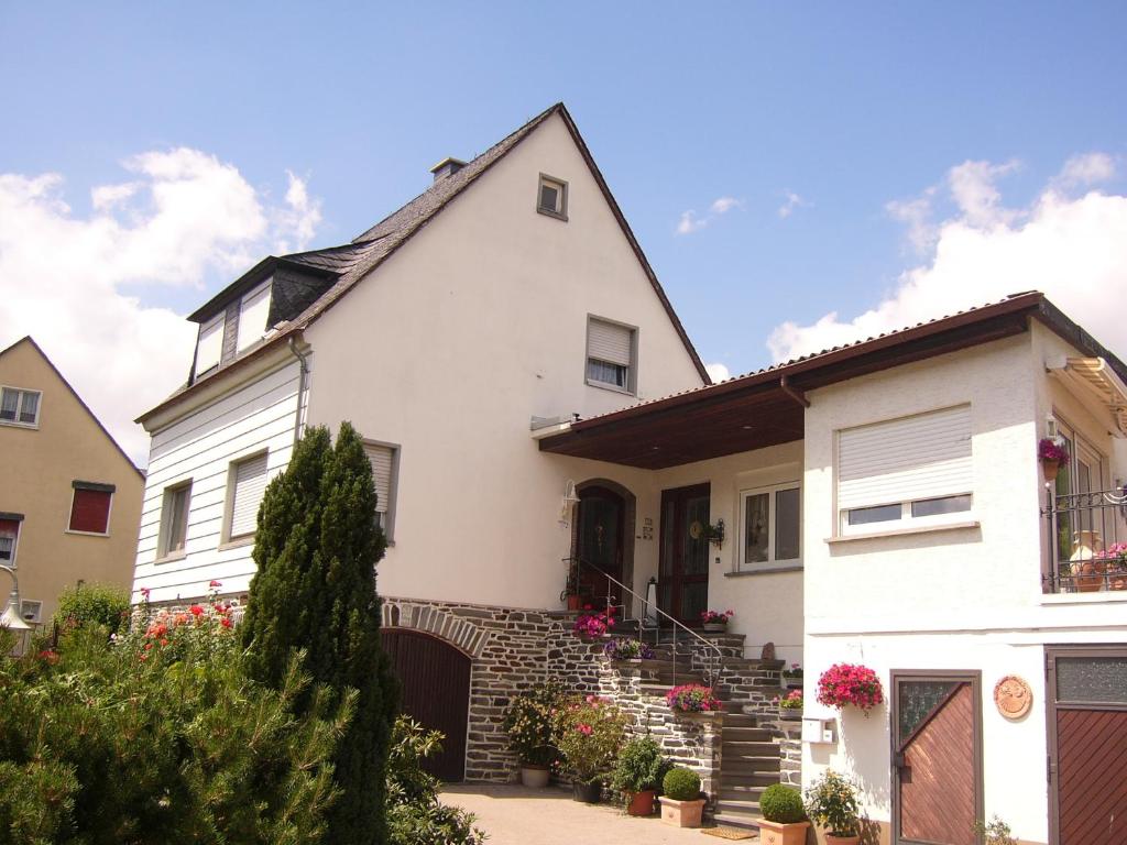 ein weißes Haus mit einem Zaun in der Unterkunft Ferienwohnungen Eckstein in Bernkastel-Kues