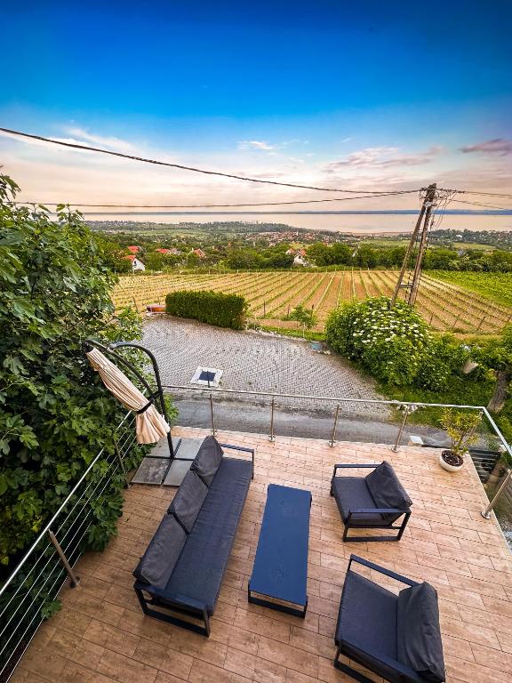 Balkón nebo terasa v ubytování Panoráma Csopak