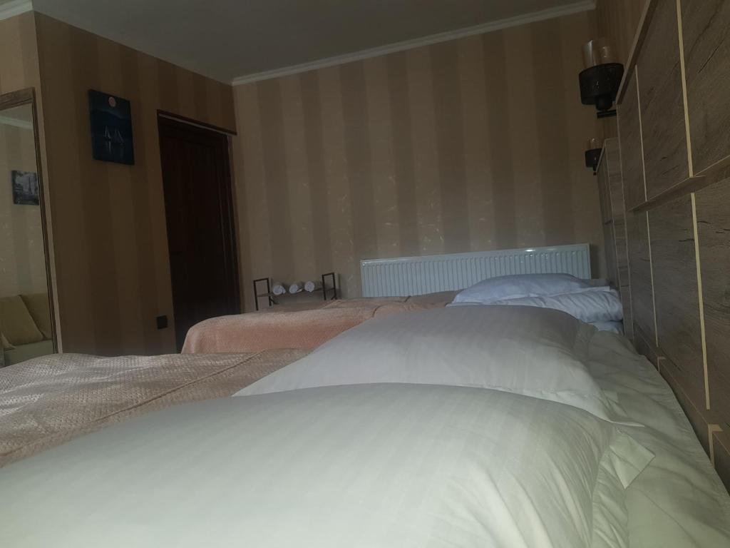 Postel nebo postele na pokoji v ubytování Cozy House Kazbegi