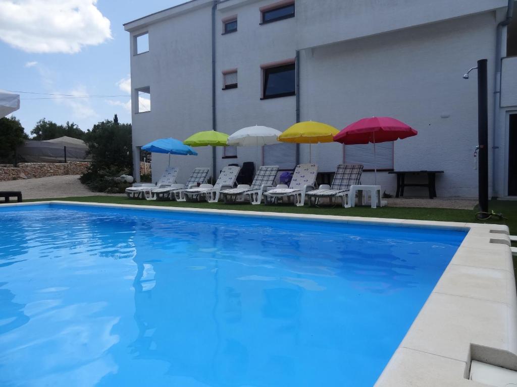 Bazén v ubytování Modern island apartment with pool 80 meters from the sea A nebo v jeho okolí