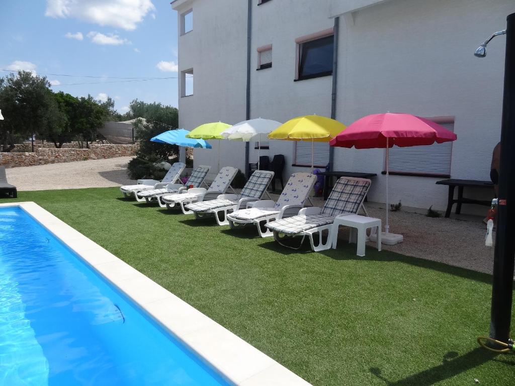 Bazén v ubytování Modern island apartment with pool 80 meters from the sea A nebo v jeho okolí