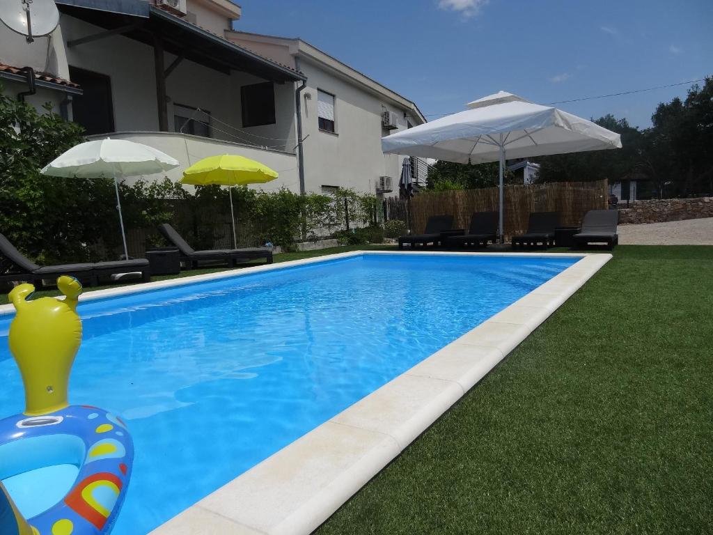 Bazén v ubytování Modern island apartment with pool 80 meters from the sea A nebo v jeho okolí
