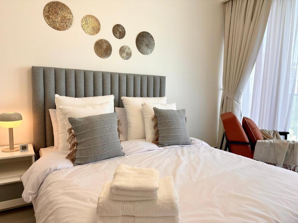 Postel nebo postele na pokoji v ubytování Opera Grand by Luxstay Holiday Homes