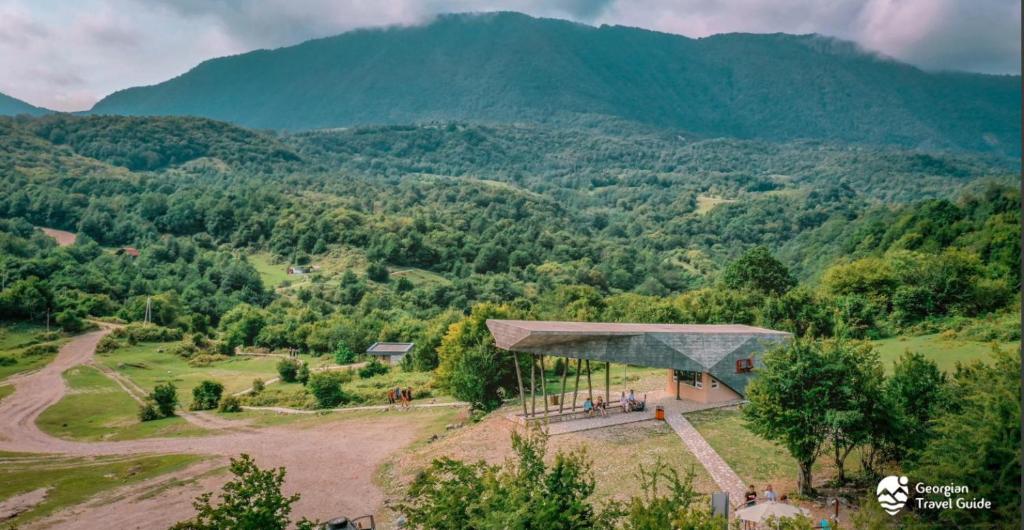 Nespecifikovaný výhled na hory nebo výhled na hory při pohledu z hostelu
