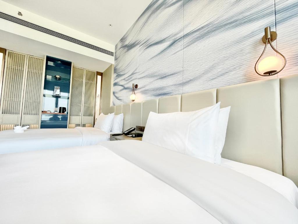 Postel nebo postele na pokoji v ubytování White Swan VYV Hotel, Foshan