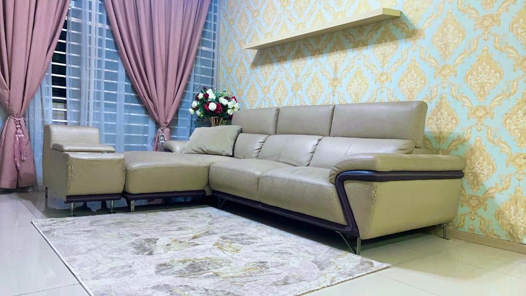 een woonkamer met een bank en een tafel bij Dzora Vista Alam 3 in Shah Alam