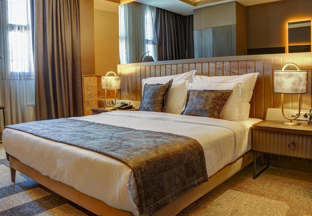 Four Mansions Hotel - 8