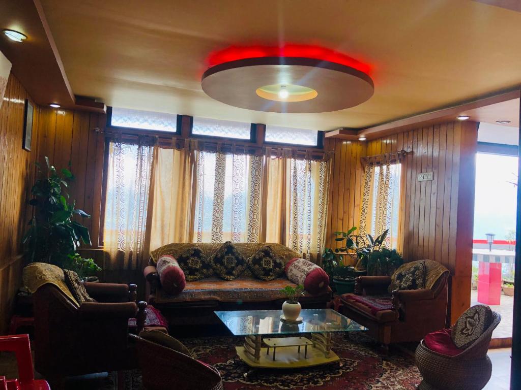 sala de estar con sofá y mesa en Raibas Homestay, en Darjeeling