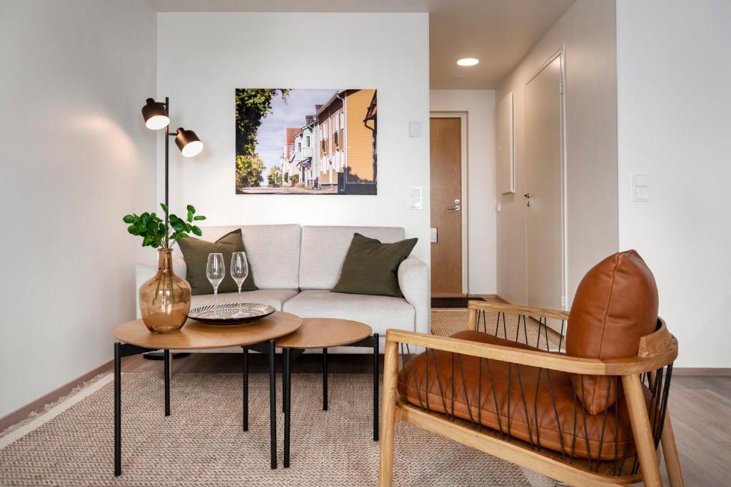 uma sala de estar com um sofá e uma mesa em Bright two-room apartment near the centre em Tampere