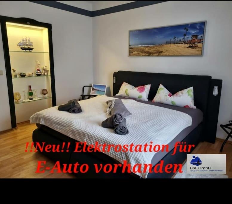 ein Schlafzimmer mit einem Bett mit Handtüchern darauf in der Unterkunft Ferienwohnung *Zur Weinbergstraße* in Lauta