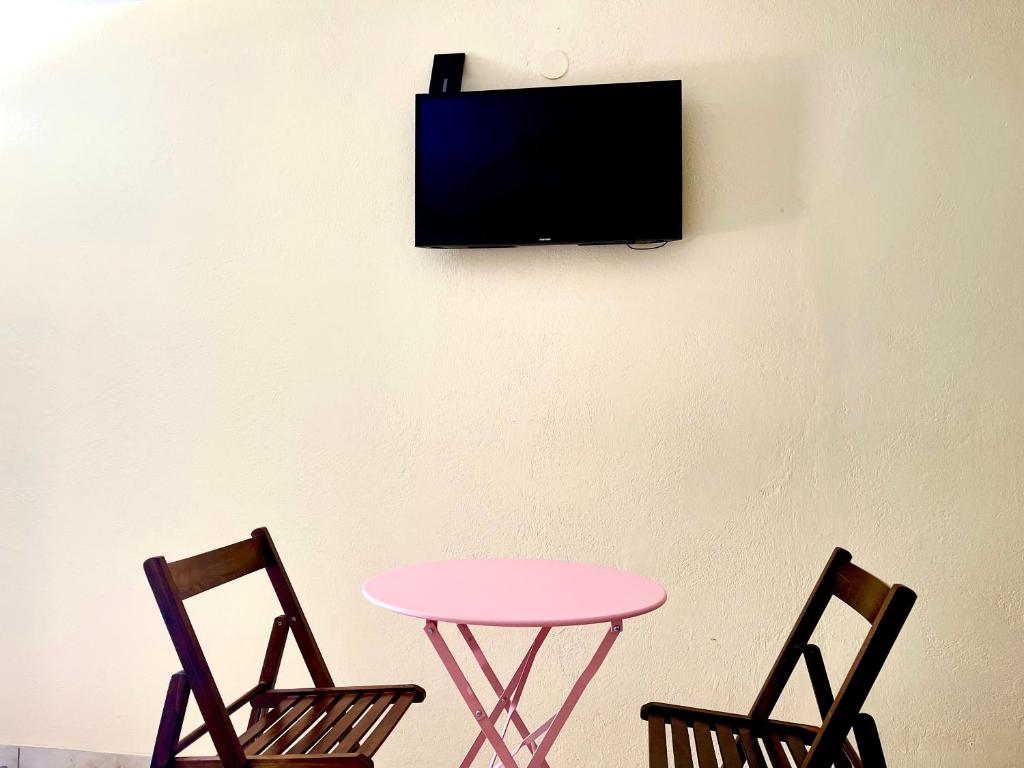 A television and/or entertainment centre at Legacy Lux by the airport & beach
