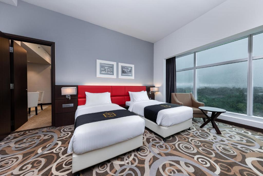 Postel nebo postele na pokoji v ubytování Raia Hotel & Convention Centre Kuching