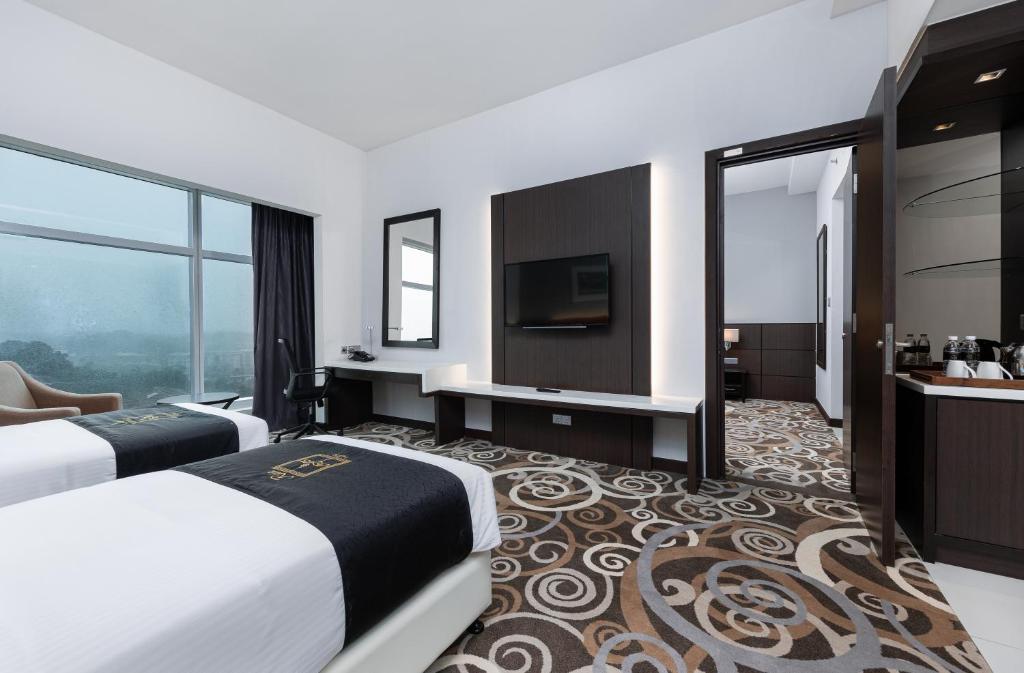 Postel nebo postele na pokoji v ubytování Raia Hotel & Convention Centre Kuching