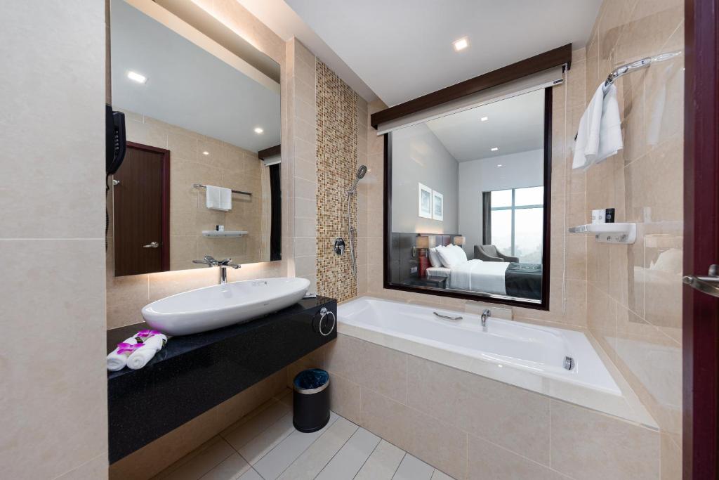 Koupelna v ubytování Raia Hotel & Convention Centre Kuching