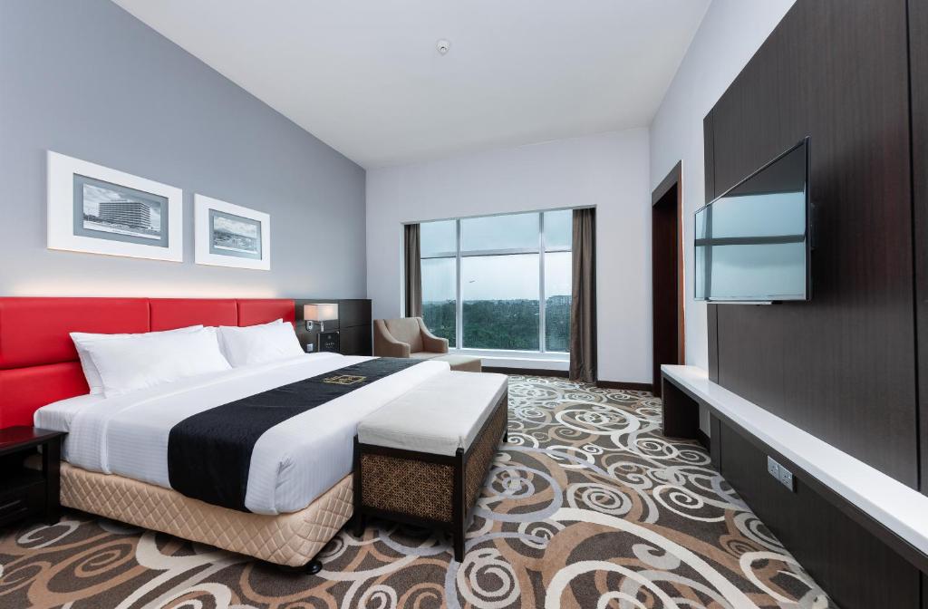 Postel nebo postele na pokoji v ubytování Raia Hotel & Convention Centre Kuching