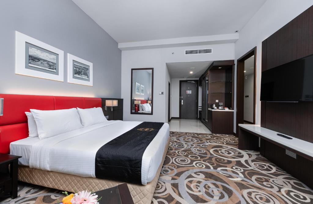 TV a/nebo společenská místnost v ubytování Raia Hotel & Convention Centre Kuching