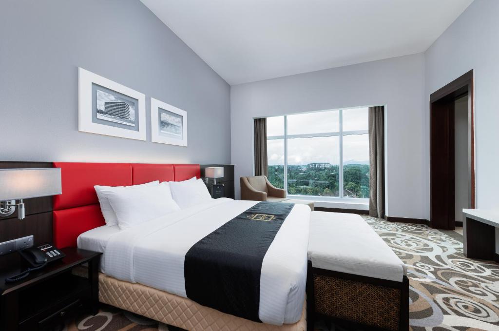 Postel nebo postele na pokoji v ubytování Raia Hotel & Convention Centre Kuching