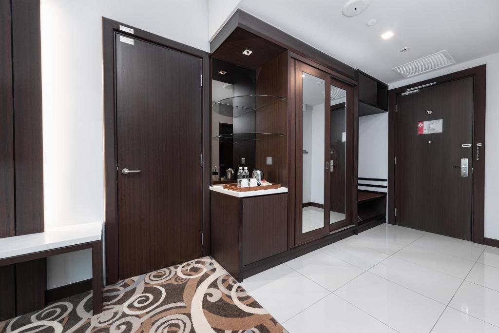 Postel nebo postele na pokoji v ubytování Raia Hotel & Convention Centre Kuching